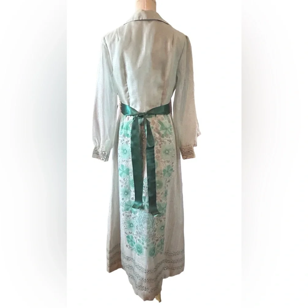 1970s Alfred Shaheen hostess dress with dagger collar. - Picture 2 of 13